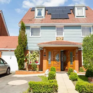Heathrow Garden House - West Drayton, London - Benjamin Yiewsley